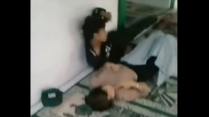 Viral, Dua Remaja Berlainan Jenis Tidur Berpelukan di Dalam Masjid