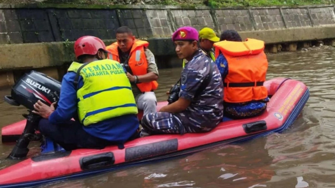 Pemprov DKI dan petugas gabungan menyisir Sungai Ciliwung.
