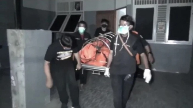 Petugas evakuasi mayat di Kalideres, Jakarta Barat.