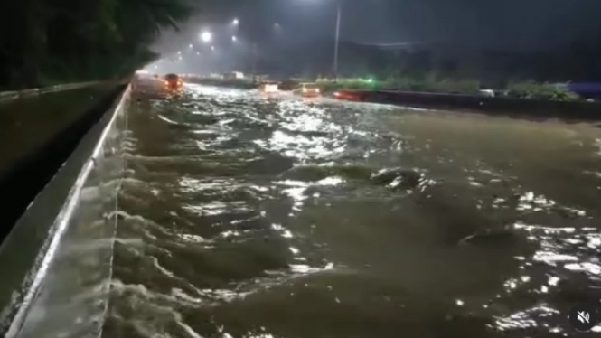 Penampakan Tingginya Banjir di Akses Tol Tangerang-Merak