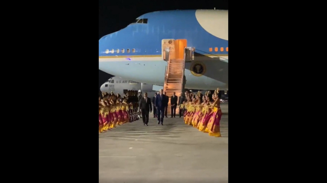 Video Detik-detik Presiden AS Joe Biden Mendarat di Bali