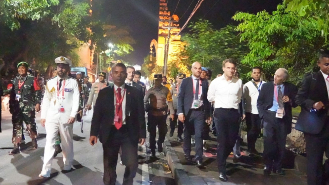Presiden Prancis Emmanuel Macron jalan kaki usai gala dinner di Bali.