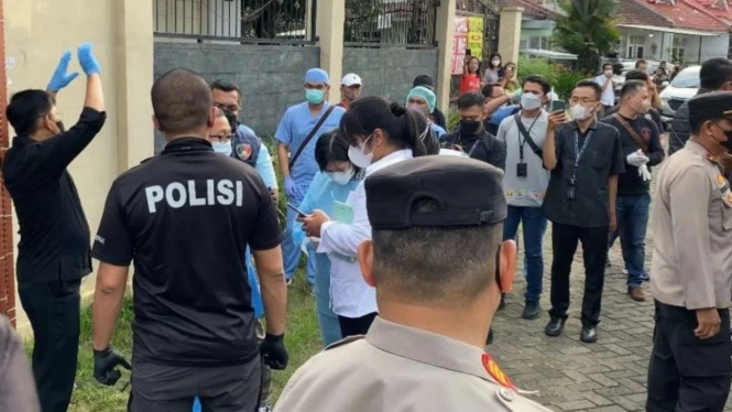 Olah TKP di lokasi satu keluarga tewas Kalideres Jakarta Barat.