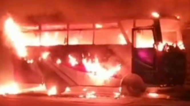 Kebakaran Hebat Menimpa Bus di Plaza Tol Manyaran KM 425
