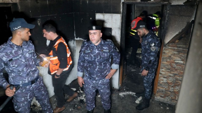 Petugas memeriksa lokasi kebakaran di Jalur Gaza, Palestina.