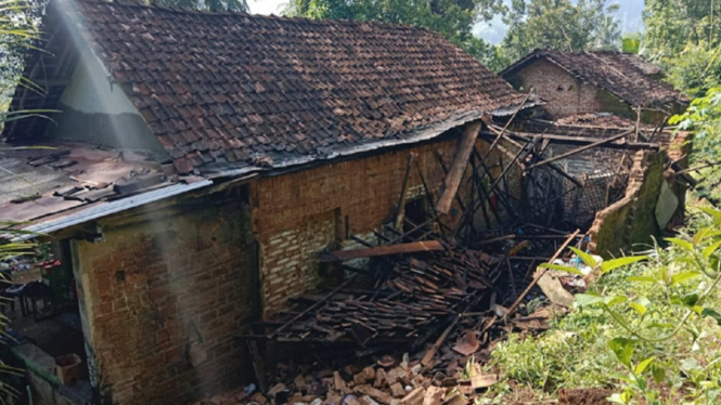 Dihempas Hujan Deras, Longsor Hancurkan 41 Rumah Warga