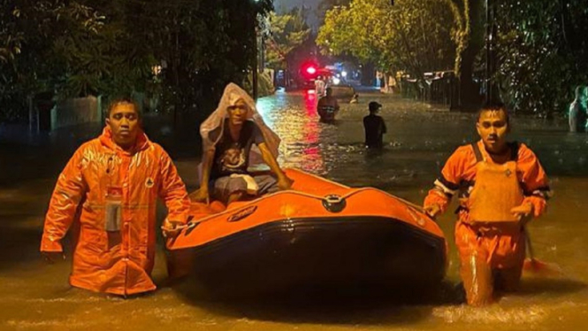 238 Warga Korban Banjir Dievakuasi oleh Petugas BPBD Kota Medan