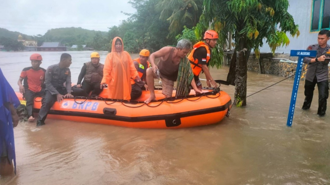 Banjir terjadi di Kota Pare – Pare, Sulawesi Selatan.