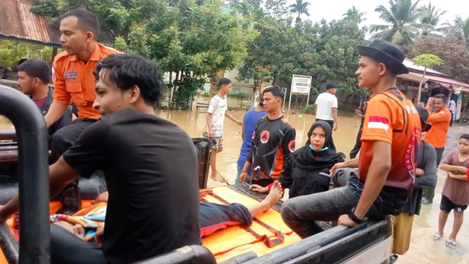 Petugas evakuasi korban banjir di Bireun, Provinsi Aceh.