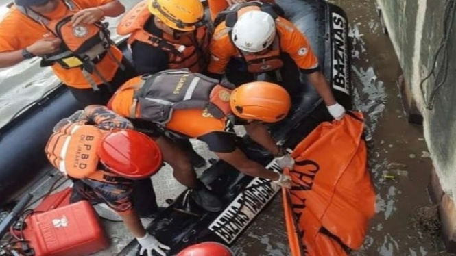 Tim gabungan evakuasi korban tenggelam di Banjir Kanal Barat.