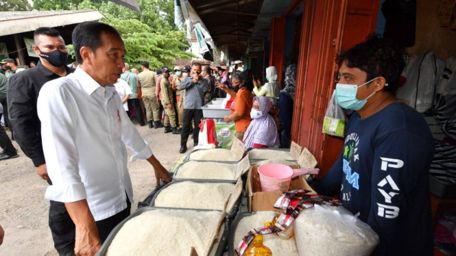 Presiden Jokowi Bagikan BLT di Pasar Malangjiwan Colomadu Jateng