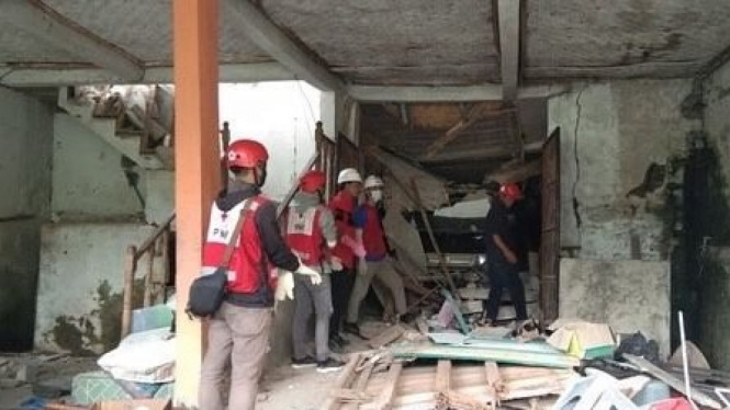 PMI membantu proses evakuasi korban gempa di Cianjur, Jawa Barat.