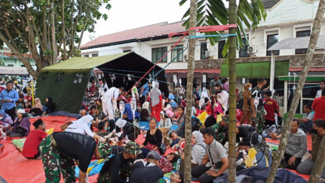 Suasana pasien dan keluarga korban gempa di Cianjur.