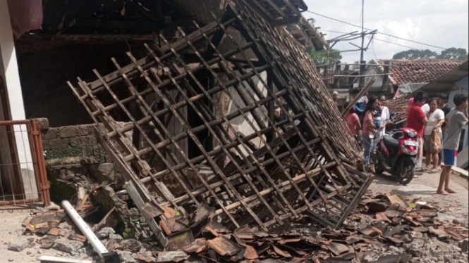 Bangunan roboh akibat gempa di Cianjur, Jawa Barat.