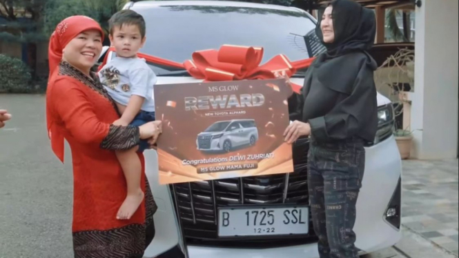 Shandy Purnamasari memberikan hadiah mobil kepada Oma Gala