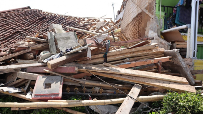 Bangunan rumah roboh akibat gempa di Cianjur, Jawa Barat.