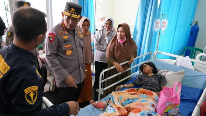 Kapolri Jenderal Listyo Sigit Prabowo jenguk korban gempa Cianjur.