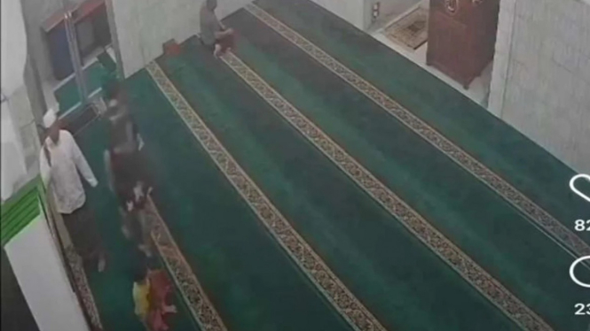 Potongan video pria aniaya 3 bocah di sebuah Masjid Tebet, Jaksel.