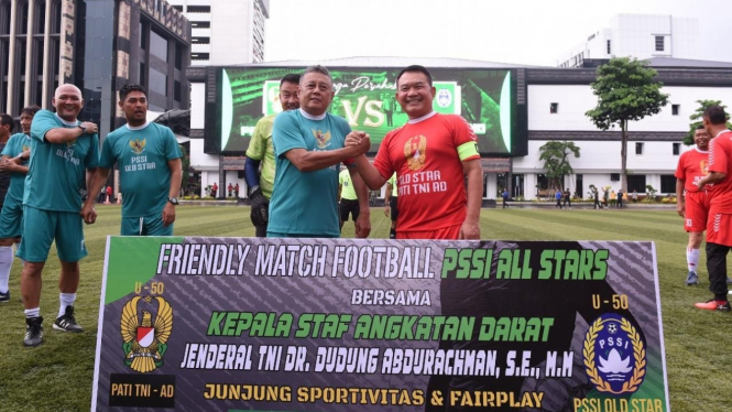 Laga persahabatan sepak bola TNI AD Vs PSSI Legends Old Stars.