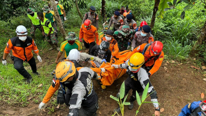 Tim evakuasi satu jenazah korban longsor akibat gempa Cianjur.