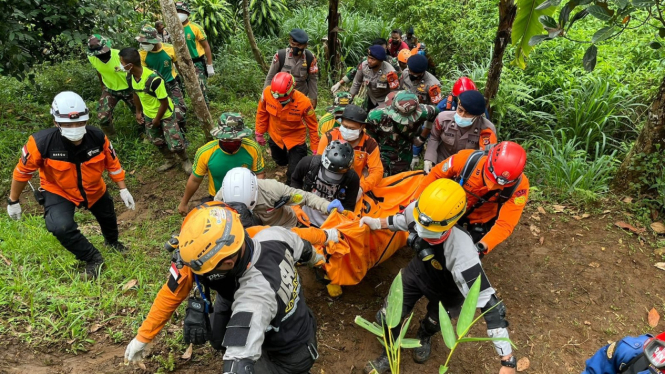 Tim gabungan evakuasi korban tewas gempa Cianjur, Jawa Barat.