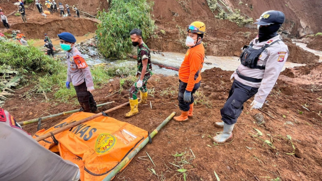 Petugas evakuasi jenazah korban longsor akibat gempa Cianjur.