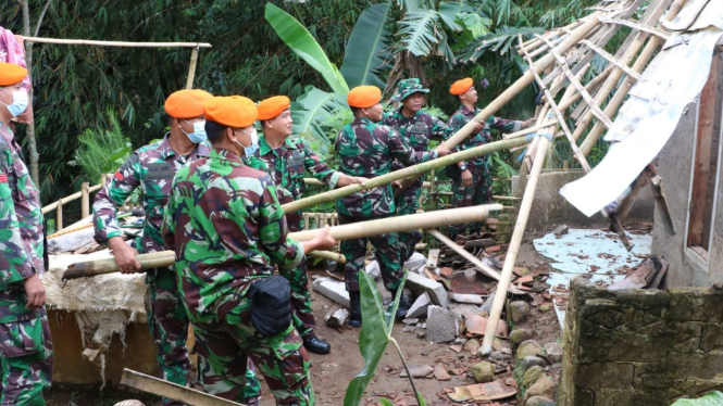 Kopasgat Angkatan Udara Bantu Korban Gempa Bumi Cianjur