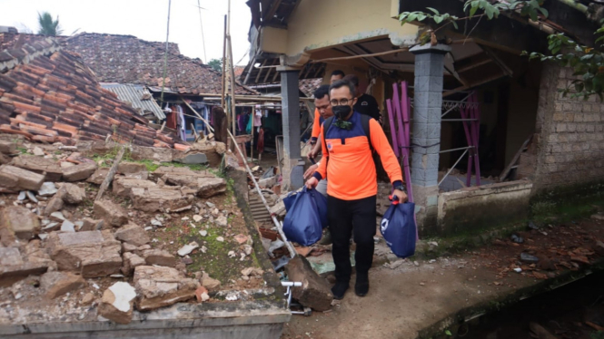 BNPB distrisbusikan bantuan untuk korban gempa Cianjur, Jawa Barat.
