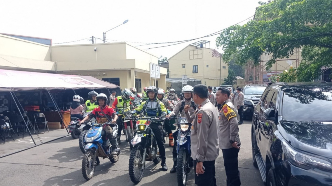Polri distribusi bantuan pakai motor trail ke daerah pelosok Cianjur.