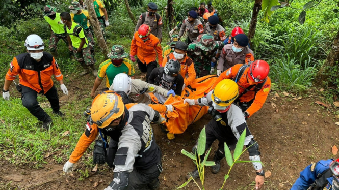 Tim gabungan evakuasi mayat korban gempa Cianjur, Jawa Barat.