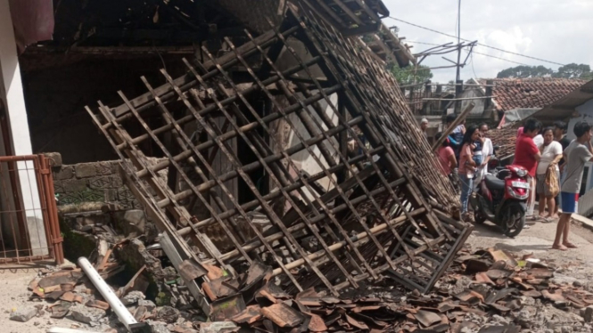 Sebuah rumah yang roboh karena gempa Cianjur, Jawa Barat.