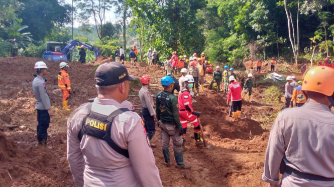 Tim gabungan cari korban longsor di Cianjur, Jawa Barat.