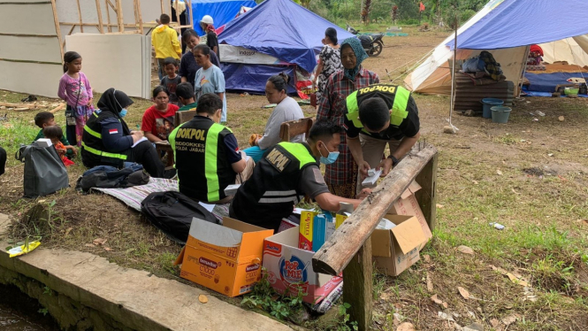 Polri berikan layanan kesehatan bagi warga korban gempa Cianjur.