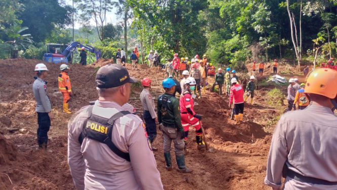 Tim gabungan mencari korban tertimbun longsor di Cianjur.