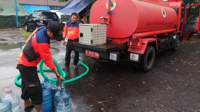 Tim BNPB salurkan air besih bagi warga terdampak gempa Cianjur.
