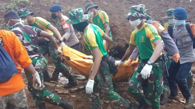 8 Jenazah Ditemukan, Yonzipur 9 Kostrad Evakuasi Jenazah