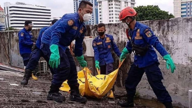 Petugas temukan mayat di Kali Mookervart, Kalideres, Jakarta Barat.