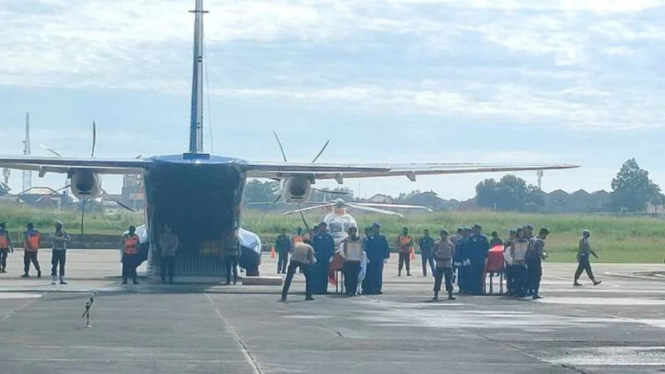 2 jenazah kru helikopter P-1103 tiba di lapangan udara Pondok Cabe.