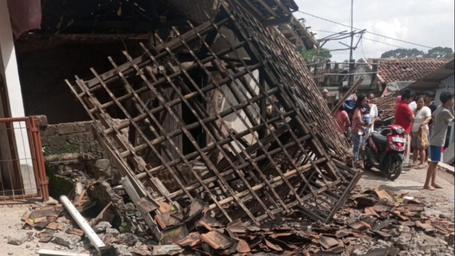Rumah yang roboh akibat gempa Cianjur, Jawa Barat.