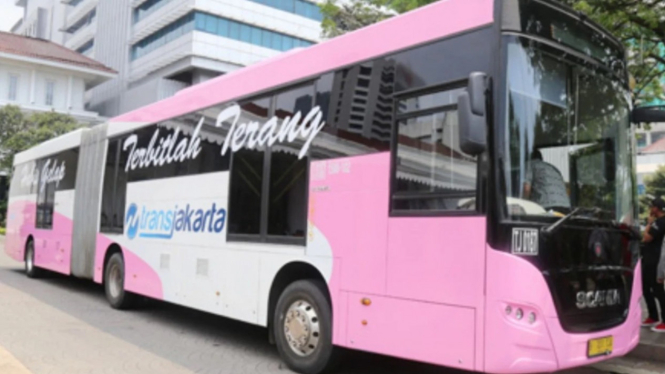 Bus pink Transjakarta khusus wanita.
