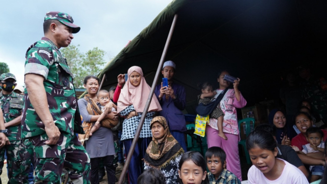 Wakasad Letjen TNI Agus Subiyanto tinjau pengungsi Cianjur.