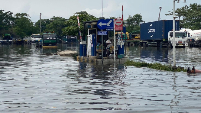 Banjir Rob Genangi Kawasan Pelabuhan Tanjung Emas