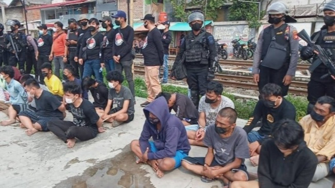 Polisi amankan warga kampung Bahari Tanjung Priok, Jakarta Utara.