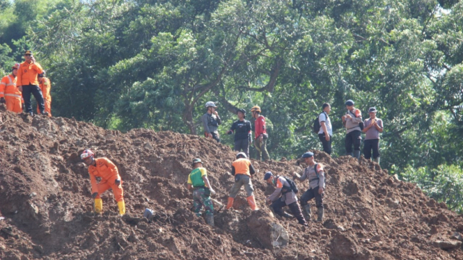 Tim gabungan mencari jenazah korban longsor gempa Cianjur.