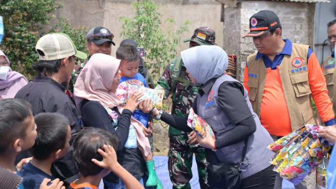 Dharma wanita BNPB ikut berikan bantuan bagi warga Cianjur.