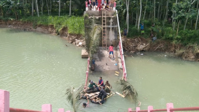 Jembatan Antar Desa Runtuh, Belasan Orang Terluka Tercebur ke Sunga