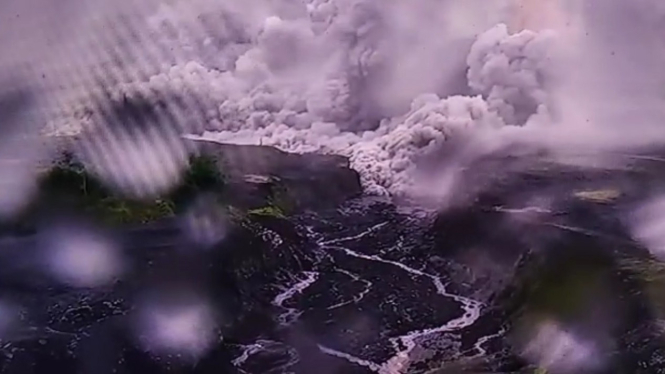 Muntahan awan panas Gunung Semeru.