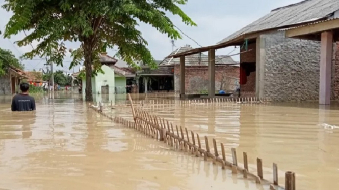 Dua Sungai Meluap. Puluhan Rumah Warga di Karawang Terendam Banjir