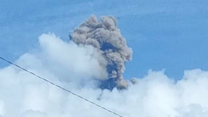 Gunung Kerinci Erupsi Semburkan Abu Vulkanik Setinggi 700 Meter
