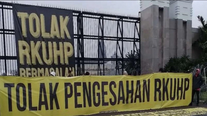 Unjuk rasa menolak RKUHP di gedung DPR RI, Jakarta.